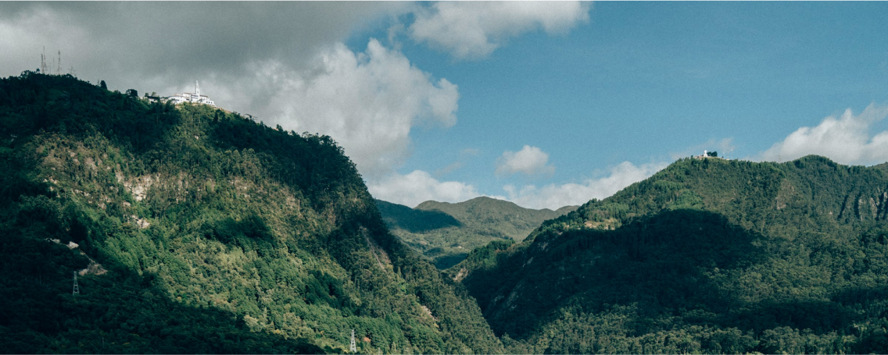 Vista de un horizonte con montañas